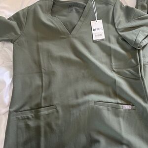 Figs Scrubs size Small top and small petite pants